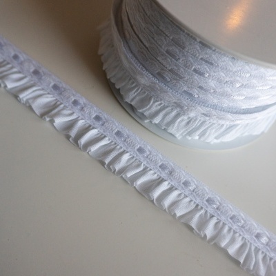 Fita branca de tecido texturizada com borda franzida em rolo