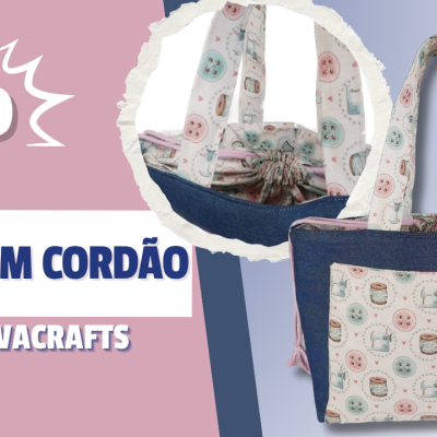 Saco tecido com cordão padrão colorido e azul, texto promocional e logotipo.