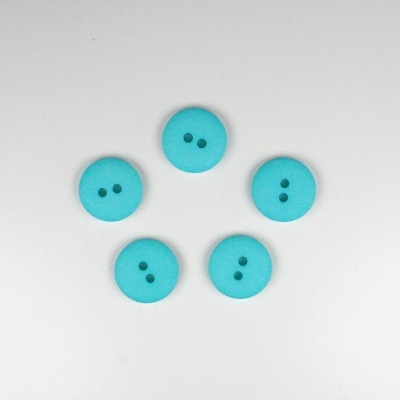 Cinco botões azuis turquesa redondos com dois orifícios sobre fundo branco