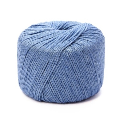 Novelo de lã azul claro
