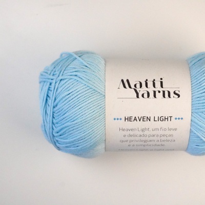 Novelo de lã azul claro Matti Yarns Heaven Light com rótulo branco