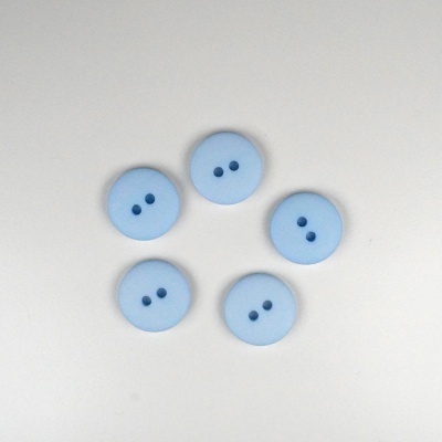 Cinco botões azuis claros com dois furos dispostos em círculo