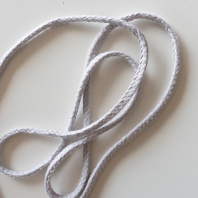 Corda branca trançada sobre fundo branco