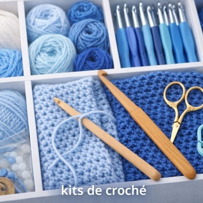 Kit de croché com novelos, agulhas, tesoura e amostras de croché em vários tons de azul