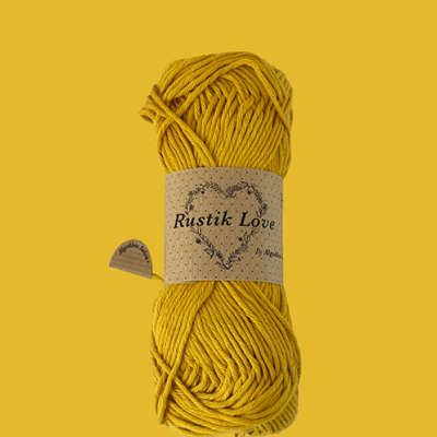 Novelo de lã amarelo-mostarda com etiqueta Rustik Love