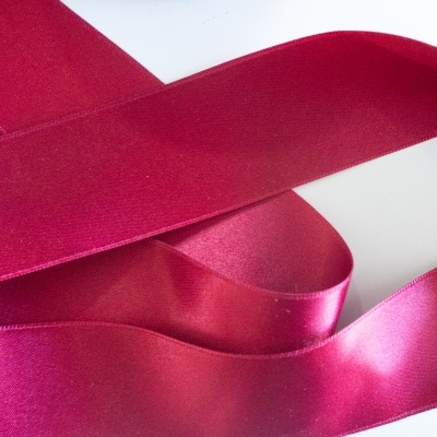 fitas de cetim rosa e vermelho