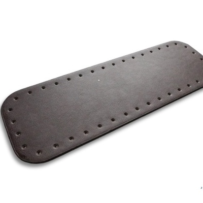 Base retangular em pele castanha com furos ao longo das bordas