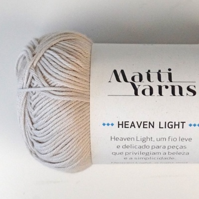 Novelo de fio de lã bege claro com etiqueta da marca Matti Yarns Heaven Light