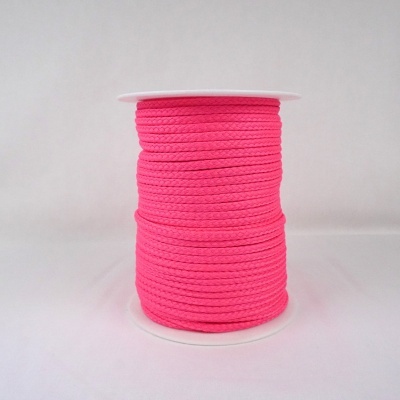 Rolo de cordão rosa fluorescente em fundo branco