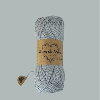 Novelo de fio cinzento claro com rótulo Rustik Love
