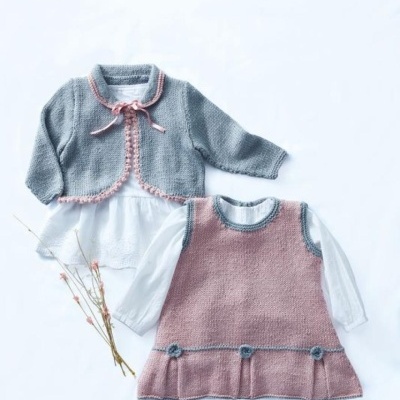 Roupas de bebé: camisola cinza e vestido rosa com camisa branca