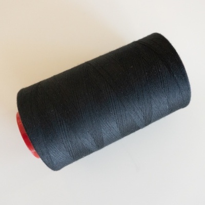 Carretel de linha preta com base vermelha sobre fundo branco