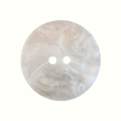 Botão redondo cinzento claro com padrão marmoreado e duas casas para costura
