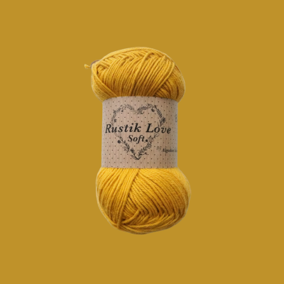 Novelo de lã amarela com etiqueta Rustik Love Soft