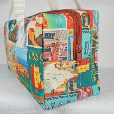 Bolsa de tecido colorida com padrão de Lisboa e fecho de correr castanho
