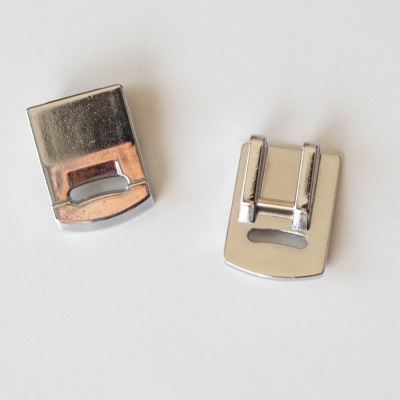 Dois fechos metálicos prateados com acabamento brilhante sobre fundo branco