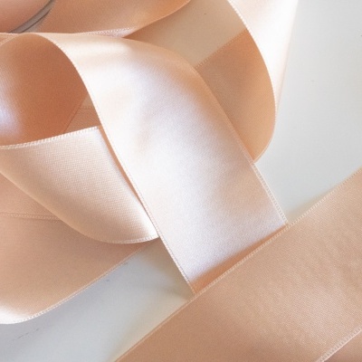 Fita de cetim bege claro com brilho