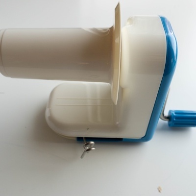 Dispositivo manual azul e branco com manivela e tubo cilíndrico