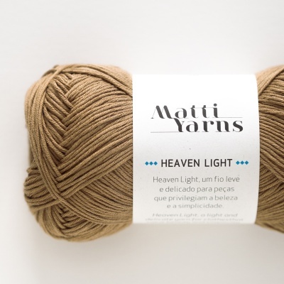 Novelo castanho claro de fio Matti Yarns Heaven Light com etiqueta branca