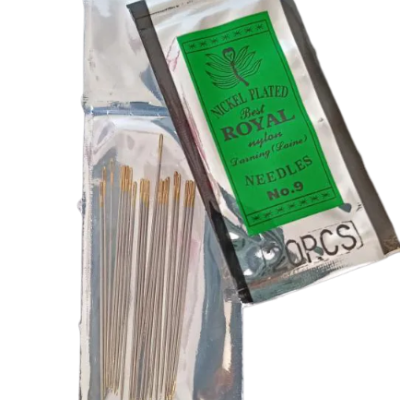 Pacote prateado de agulhas de tricô com etiqueta verde e texto