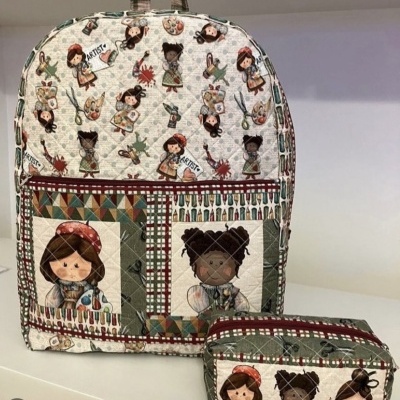 Mochila e estojo em tecido com padrão colorido de bonecas artistas