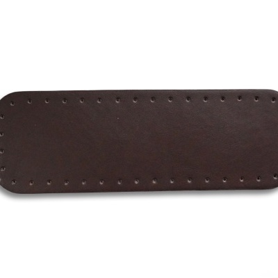 Base retangular de couro castanho escuro com orifícios nas bordas