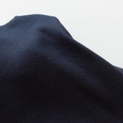 Tecido de malha azul escuro com textura fina