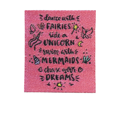 Etiqueta de tecido rosa com texto e desenhos em preto