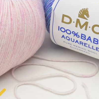 Novelo de lã para bebé D.M.C. com rótulo e lã rosa e azul