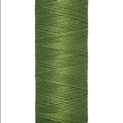 Rolo de linha de costura verde Gütermann com etiquetas