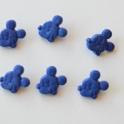 Botões azuis em forma da cabeça do Mickey Mouse sobre fundo branco