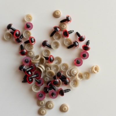 Olhos de plástico pretos com pupilas vermelhas para artesanato e bases redondas cor de bege e rosa