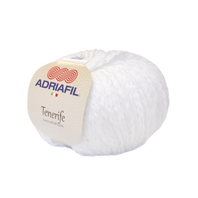 Novelo de fio branco Adriafil Tenerife com etiqueta