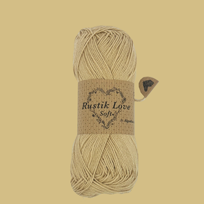 Novelo de fio bege claro com etiqueta Rustik Love Soft