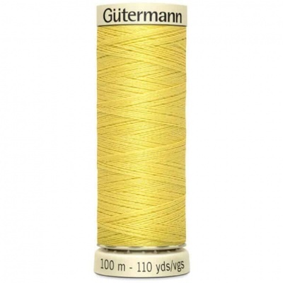 Rolo de linha de costura amarelo claro da marca Gütermann com 100 metros
