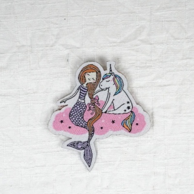 Patch tecido com sereia e unicórnio colorido sobre nuvem rosa