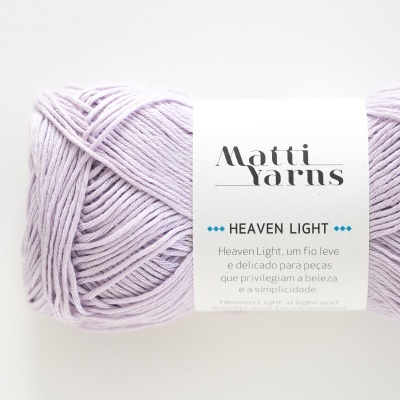 Novelo de fio de lã lilás claro com etiqueta Matti Yarns Heaven Light