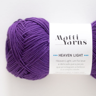 Novelo de fio roxo com rótulo branco da marca Matti Yarns Heaven Light
