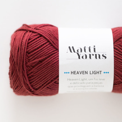 Novelo de fio vermelho vinho com etiqueta Matti Yarns Heaven Light