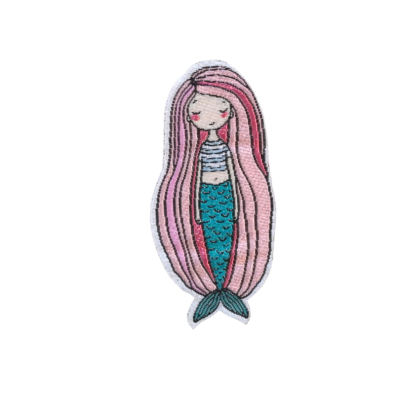 Patch bordado de uma sereia com cabelo rosa e lilás e cauda azul