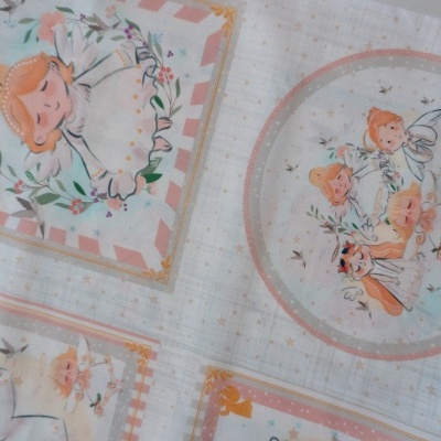 Pano de tecido com padrão de anjos e molduras geométricas em tons pastel