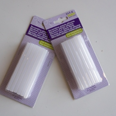 Dois pacotes de barras de cola quente em embalagem roxa