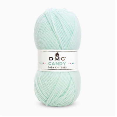 Novelo de lã azul claro com etiqueta DMC Candy para tricô de bebé