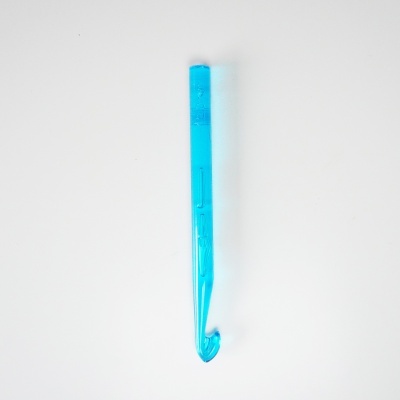 Gancho de crochet azul transparente em fundo branco.