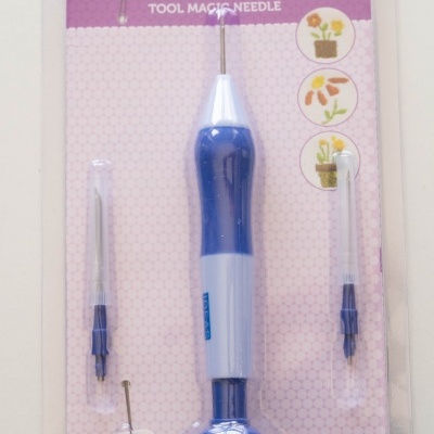 Ferramenta agulha mágica azul e branca para patchwork com agulhas de reposição embalada em blister