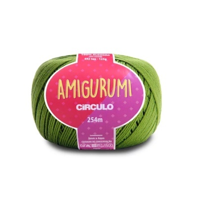 Novelo de fio verde para tricô ou croché Amigurumi da marca Círculo com etiqueta rosa