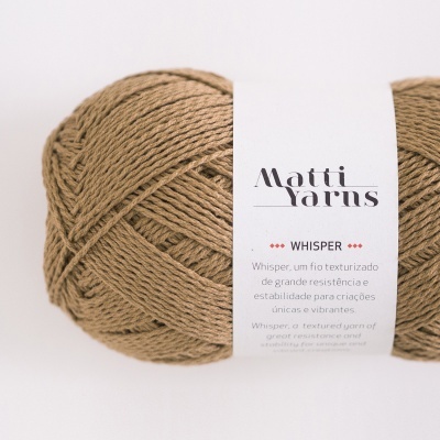 Fio texturizado castanho Matti Yarns Whisper com rótulo branco
