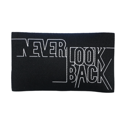 Carteira preta com texto branco NEVER LOOK BACK