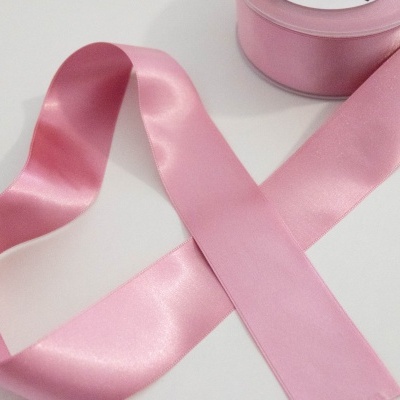 Fita de cetim rosa clara brilhante desenrolada