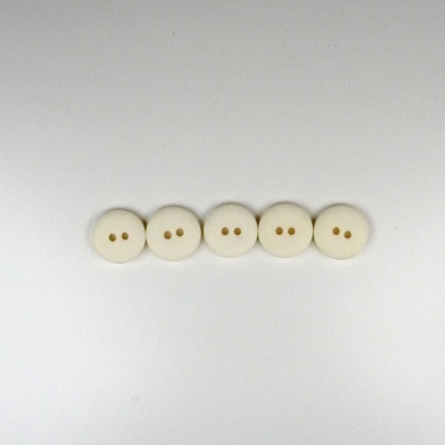 Cinco botões brancos com dois buracos alinhados horizontalmente